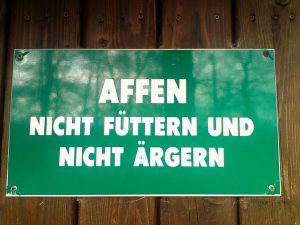 Wichtiger Hinweis im Tierpark