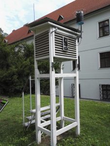 Holzturm, ca. 2 Meter hoch.