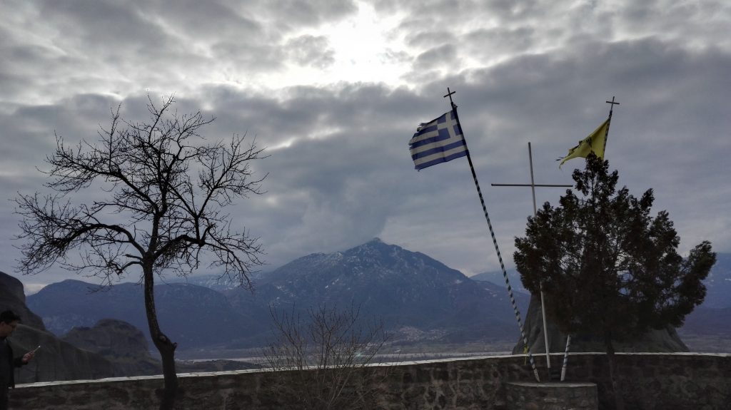 Berge, Wolken, Griechische Fahne, Kreuz