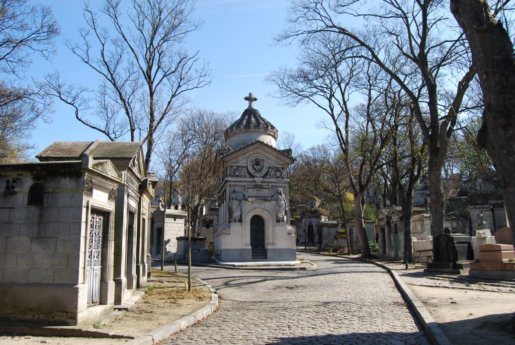 Grabmäler auf dem Friedhof im Herbst bei schönen Wetter.